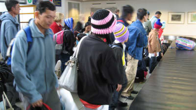 Burmesiska flyktingar anlände tisdag eftermiddag till Kronoby flygplats
