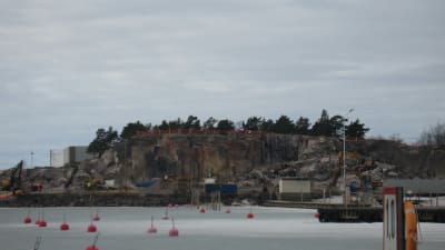 Sprängningsarbeten på Drottnignberget i Hangö i mars 2012