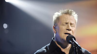 Olli Lindholm lavalla.
