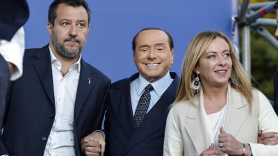 Matteo Salvini, Silvio Berlusconi och Giorgia Meloni under en valtillställning i Rom 22.9.2022.