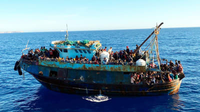 En av de många båtarna som kom till Lampedusa på söndagen. 