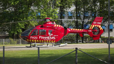 FinnhemsFinnhems läkarhelikopter OH-HMI (FH20) vid Åbo universitetscentralsjukhus.