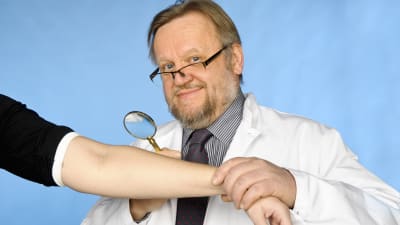 Man i läkarrock undersöker huden på en annan persons arm med förstoringsglas