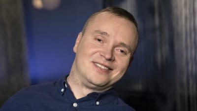 Näyttelijä Petri Poikolainen Mediapoliksen studiolla Flinkkilä & Kellomäki -ohjelman kuvauksissa. Iloinen ja hymyilevä kuva.