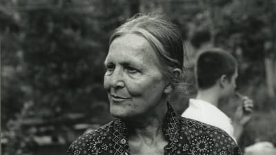 Svartvit bild av Ingrid som äldre.