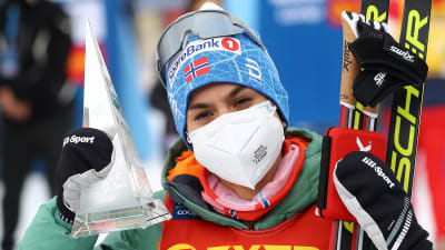 Heidi Weng med pokal efter Tour de Ski-klättringen 2022.