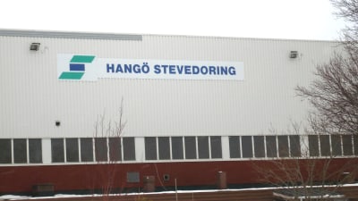 En byggnad det står Hangö Stevedoring på.