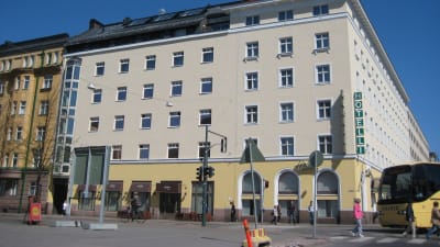 En bild på en byggnad i Helsingfors där det står "Hotelli" på en skylt på fasaden.