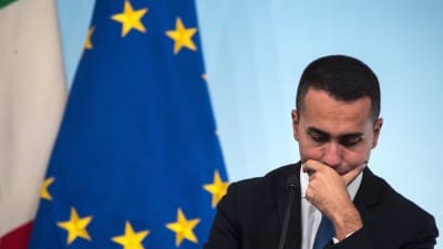 Italien och den populistiska Femstjärnerörelsens ledare, vicepremiärminister Luigi di Maio  vägrar att ge efter för EU:s krav