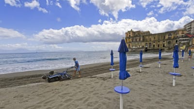 Badorten Posillipo nära Neapel öppnar badstränderna i medlet av maj.