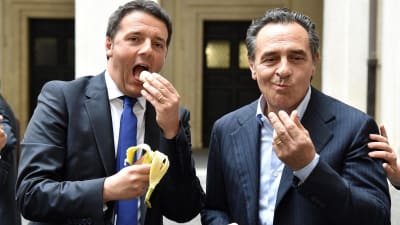 Italiens premiärminister Matteo Renzi och Italiens landslagscoach Cesare Prandelli äter banan.