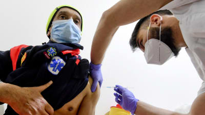 En man blir vaccinerad mot corona.