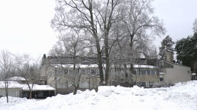 B-byggnaden vid finska högstadiet och gymnasiet i  Karis, Karjaan yhteiskoulu och Karjaan lukio