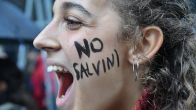 Demonstrant med orden "No Salvini" skrivet på kinden