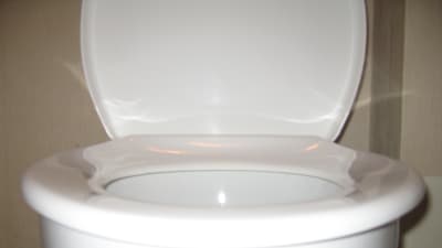 En toalettsits i vitt porslin.