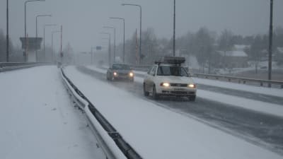 Bilar i vinterföre på Pojoviksbron i Ekenäs