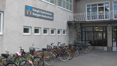 Utanför Hangö Centralskola.