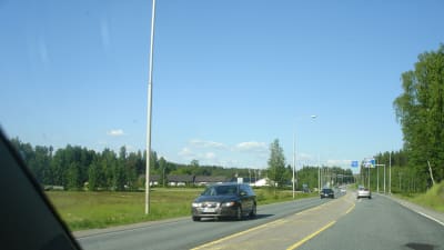 Trafik på riksväg 25 i Malmkullakorsningen i Karis.