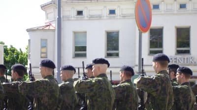 Soldater på parad 4.6.2010 på Rådhustorget i Ekenäs.