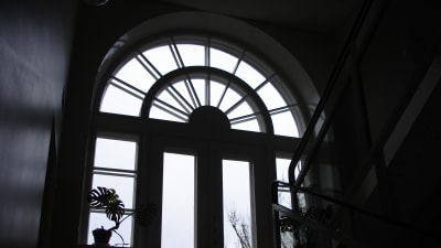 Fönster i huvudbyggnadens trappuppgång på Ekåsens psykiatriska sjukhus.
