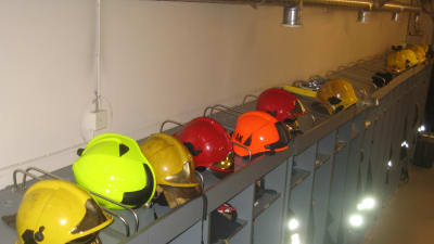 Brandmännens utrustning vid Västra Nylands räddnignsverk i Karis