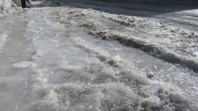 Den extremt hårda isen på vägarna är svår att skrapa bort