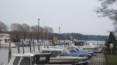 Båtar i Ingå båthamn.