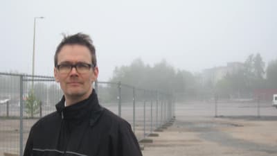 Arkitekt Dominicus Björkstam vid Norra hamnen i Ekenäs