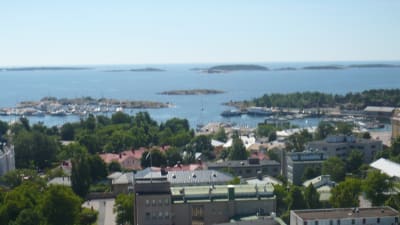 Vy från Hangö vattentorn över Hangö stadshus och Östra hamnen