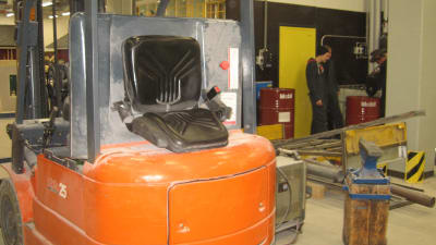 Ett fint betongdamm på alla maskiner i Axxells nya metallverkstad i Karis