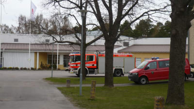Brandmännen i Karis vistas i den tidigare yrkesskolan vid Pumpviken medan inomhusluften åtgärdas i den riktiga brandstationen.
