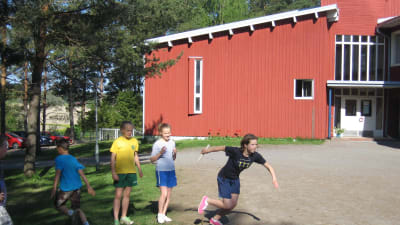 Elever i Degerby skola i Ingå övar till stafettkarnevalen 2012.