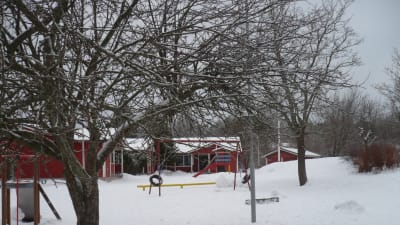 Kila daghemsgård i Karis under snötäcke.