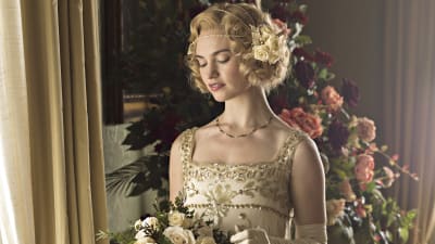 Lily James som Lady Rose MacClare i Downton Abbey.
