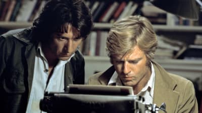 Dustin Hoffman ja Robert Redford tutkivina toimittajina elokuvassa Presidentin miehet (All the President's Men).