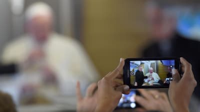 Påven fotograferas med mobiltelefon.