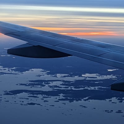 Vy av Finlands sydkust från ett flygplan