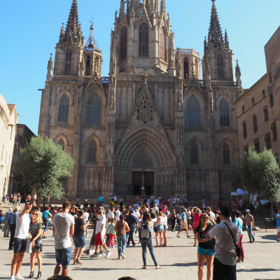 Turister utanför en katedral i Barcelona.