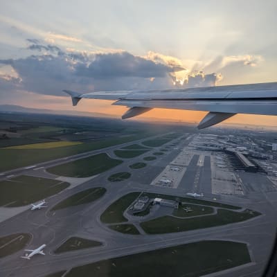 En flygplansvinge ovanför Wiens Flygplats
