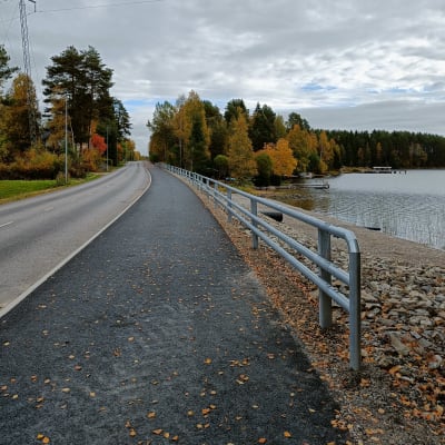 Uusi kevyen liikenteen väylä Kajaanissa Takkarannantiellä.