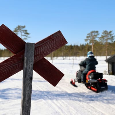 Moottorikelkka ja reittimerkki.