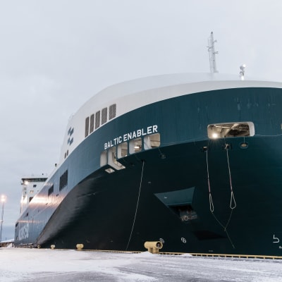 Baltic Enabler rahtilaivaa lastataan Ajoksen satamassa.