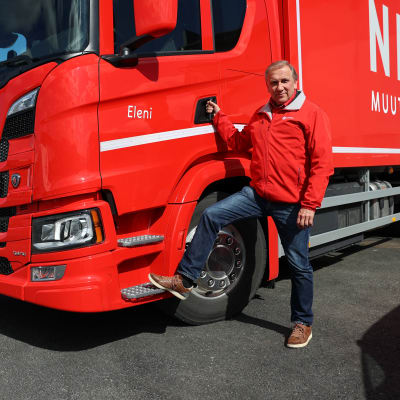 Niemi palvelut-yrityksen johtaja Juha Niemi hybridikuorma-autonsa vieressä Rovaniemellä kesällä.