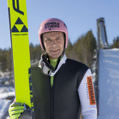 Janne Ahonen kuvattuna Ounasvaaran mäkihyppytornin edessä.