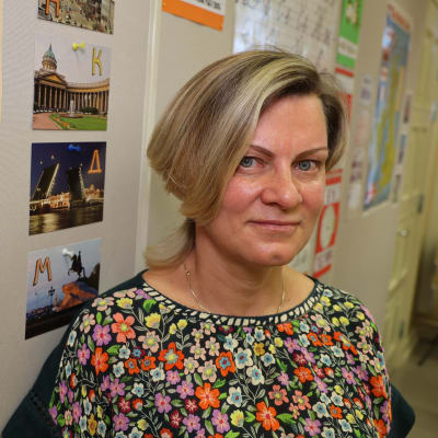 Venäjänopettaja Anne Lindholm Puolalan koulun kieliluokassa. Taustalla venäläisten aakkosten taulu. 