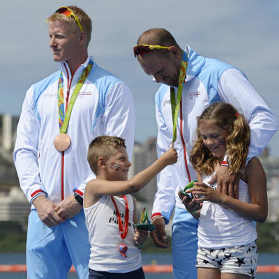 Kjetil Borch och Olaf Tufte tar emot sina OS-brons.