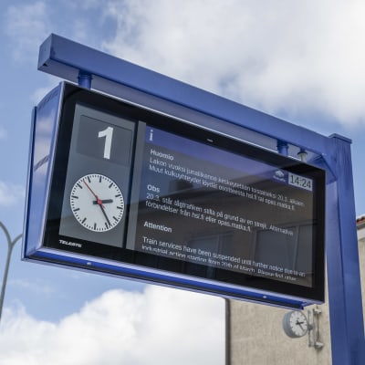 Rovaniemen juna-asemalla sijaitseva infokyltti jossa lukee junalakon alkamisesta.