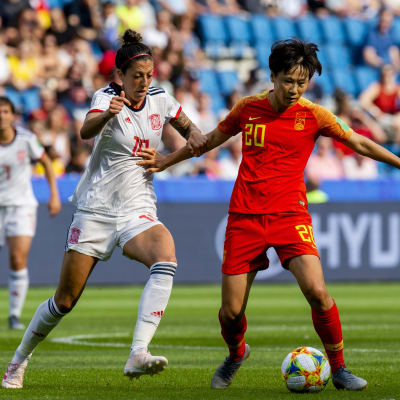 Jennifer Hermoso och Zhang Rui i en närkamp.