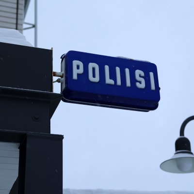 Poliisiaseman kyltti Rovaniemellä.