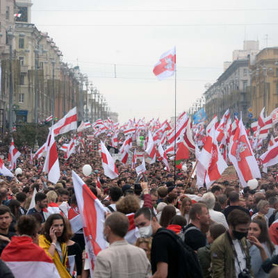 Mielenosoittajat täyttivät Minskin kadut sunnuntaina 23. elokuuta 2020. 